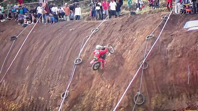 极限摩托车爬坡挑战，谁能到达坡顶，就能获得百万奖金