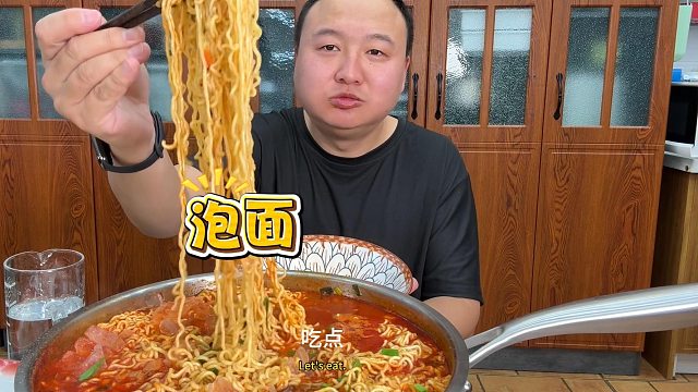 晚上来一碗泡面，温馨惬意，吃完以后浑身暖暖的。