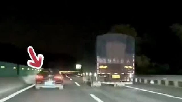 高速“龟速车”并排堵路 后车鸣笛闪灯都无效