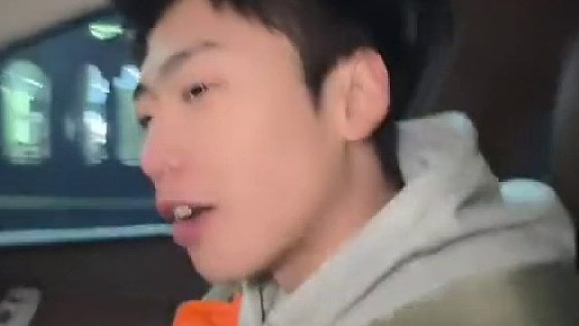 爸爸给姐姐买了辆车，弟弟知道后“暴跳如雷”！