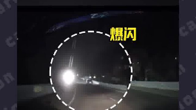 路遇'正义大鼠标'！夜间行车超带感