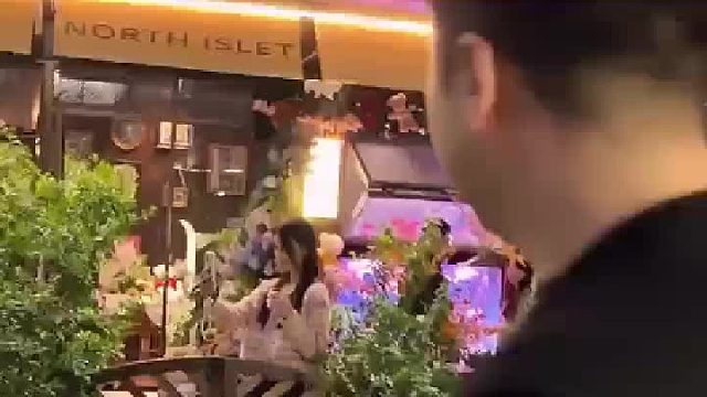 男子带兄弟接老婆，却假装不认识老婆，网友：最后那个眼神和那句话精辟