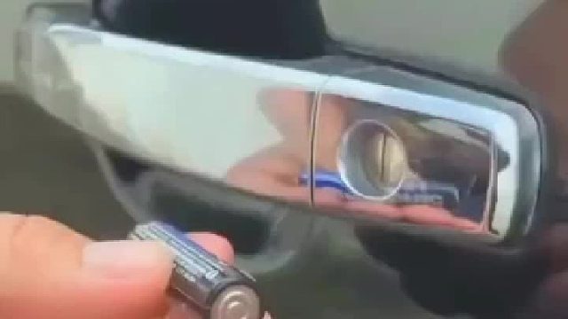 男子没带车钥匙，没想到用数据线和电池开门 网友：这是什么原理？