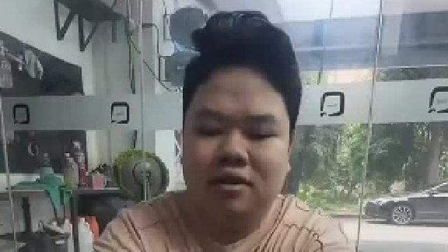 男子用同一张车膜，用手法展示不同的质量