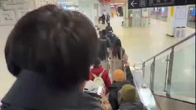 男子在地铁捡到一女子身份证，在站内大喊女子名字一女子立马回头