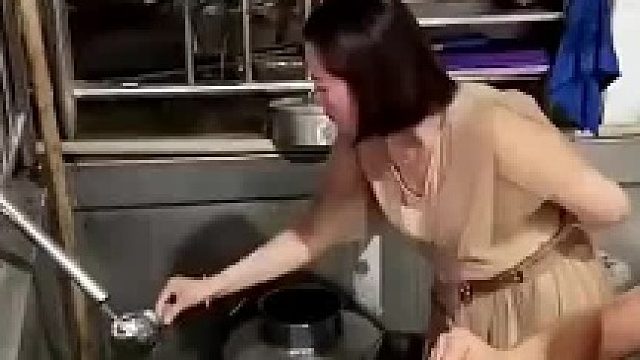 老板娘去酒厂尝酒这疏一拿一放 瞬间看到了猫腻