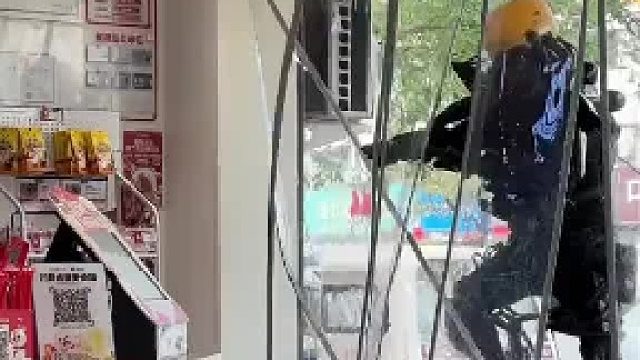 外卖小哥来拿外卖，现在送外卖都这么卷了？