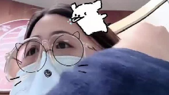 医生上班听不懂广州话，患者喊不会广州话就不要坐在工位上。