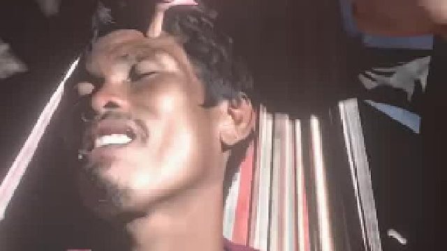 用鸡爪整蛊正在熟睡的好朋友