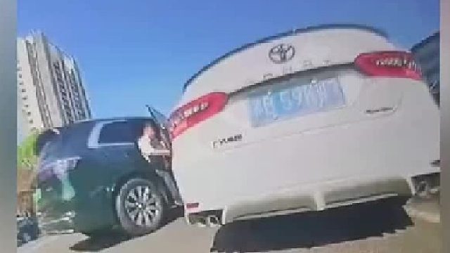 新法插队，看他的腿就知道