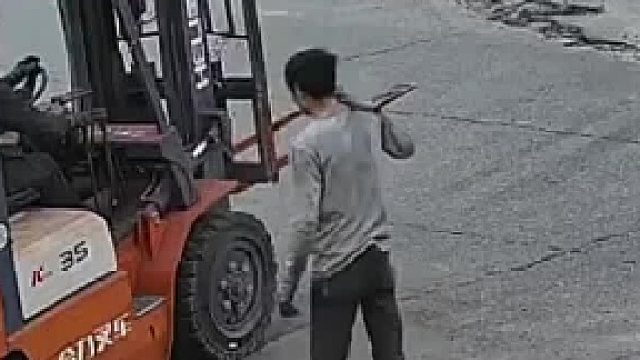 这种责任怎么判的，叉车全责吗