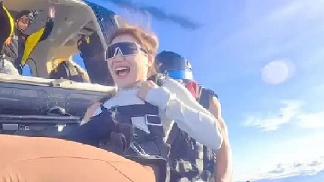 跳出机舱的那一刻，世界不再是地图上的轮廓