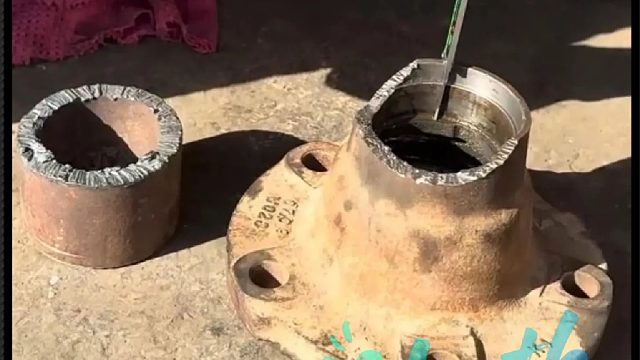 看老巴师傅如何维修损坏的卡车轮芯的