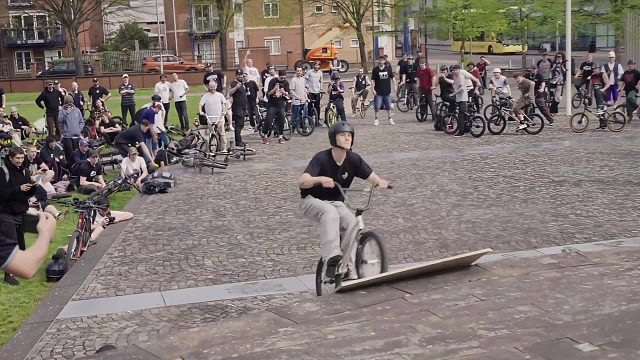 当自行车变身人间导弹，这群疯子正在用，铁骑暴打物理法则