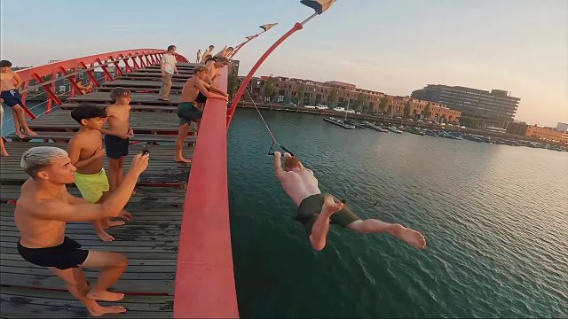 桥头极限荡秋千挑战，换绳索次数最多的，就能赢得神秘大礼包