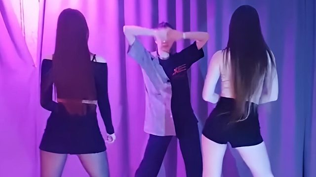 俄罗斯姑娘才艺表演24.03.11_三人舞