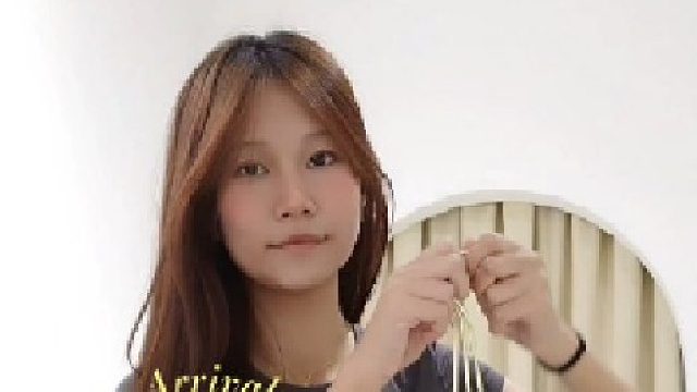 优雅蕾丝搭配精致百褶，甜美又不失气质