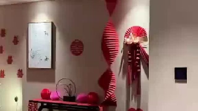 结婚前一晚，新娘独自去酒店，留下新郎独自在房间里。