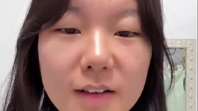 女子习惯用美颜相机，等关掉的时候才认识到自己！