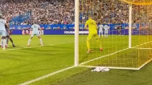 球员用手把球暴扣球门竟然没人察觉