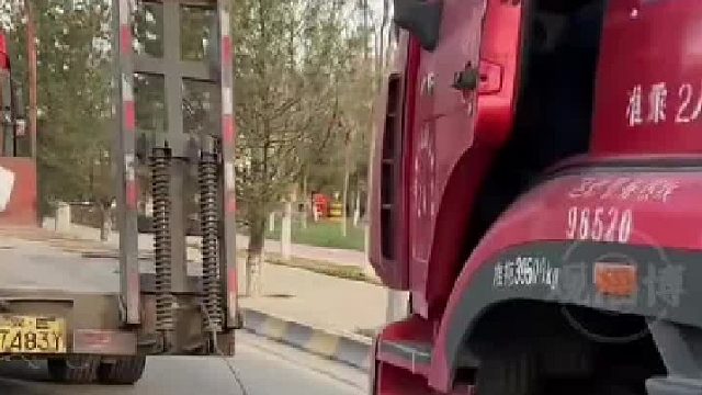 说好的三百块变两百块，司机大哥急眼了_原来不是克扣工钱，而是小伙给司机大哥修车补胎后主动降价。