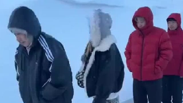 四人在阿勒泰跳雪，没想到只有后两个人成功了