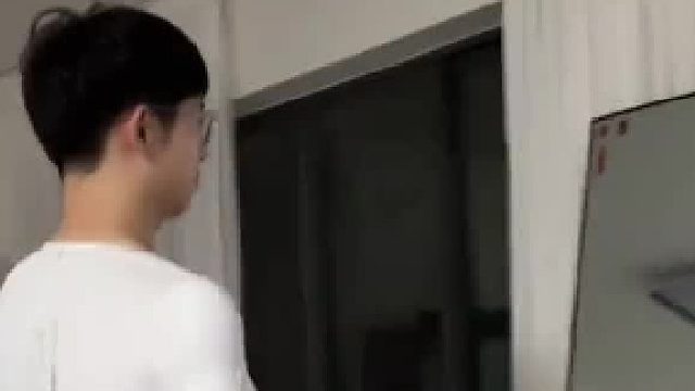 男子穿上腹肌衣再穿衣服后，全身上下散发着自信