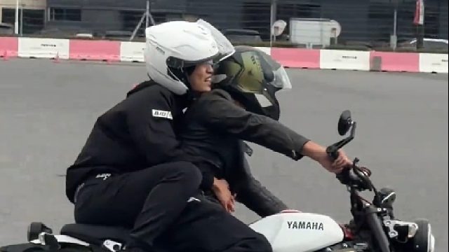 他其实跟我们一样，也是一个爱车的小孩