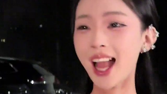 人潮拥挤的时候 记得要牵着你的小乖