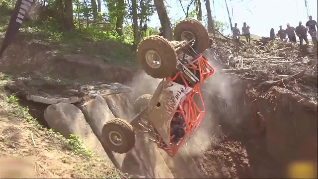 四蹦子变身攀岩猛兽，这场十万奖金争夺战，正在暴打物理法则