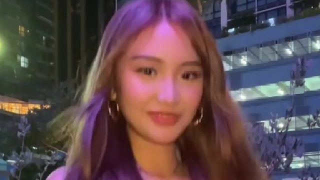 你是旧世纪巴黎围墙下的一只枯玫瑰