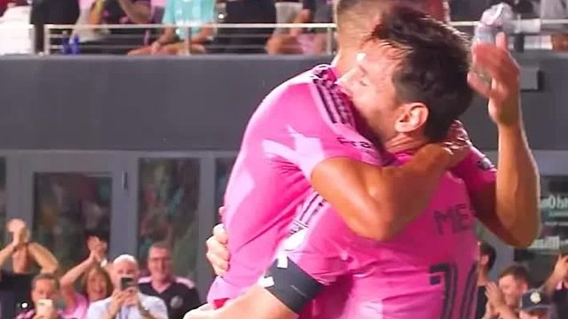 阿尔巴助攻梅西破门，两人拥抱庆祝