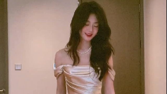 试穿婚纱吧，姐妹们，参加宴会也很高级呢