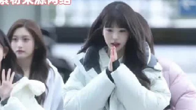 地铁3个美女全穿长款！短款羽绒服没人穿了？