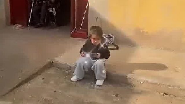 萌娃寻奶记：一条蛇看着要找奶奶