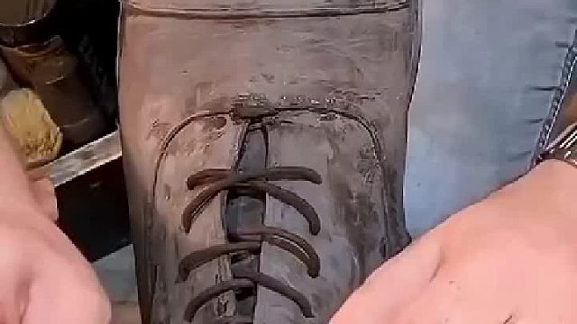 男子请人给皮鞋保养，从外表老旧到焕然一新，网友： 得是真皮的