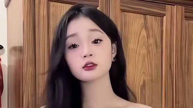 风把刘海掀开，是剧情推动器