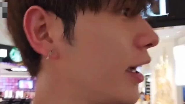 童锦程偶遇女粉丝（曾经：你是童锦程？渣男走开。如今：哇，你是童锦程？那个网红？我好喜欢你啊）