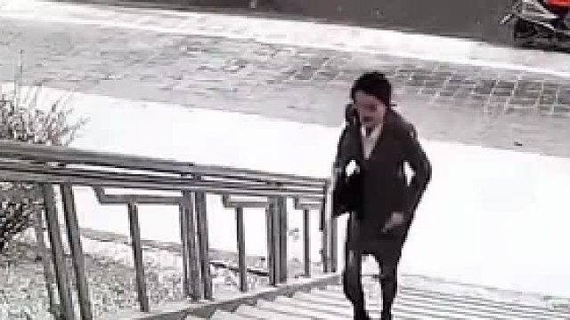 为什么她摔跤擦过的阶梯都有黑色痕迹？鞋子掉颜色了吗