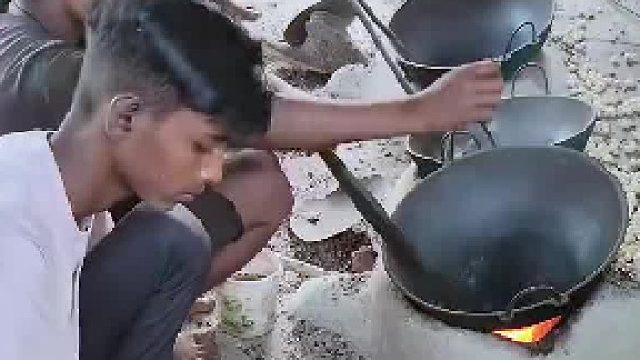 一个负责炒一个负责砸，这里的爆米花可够接地气的