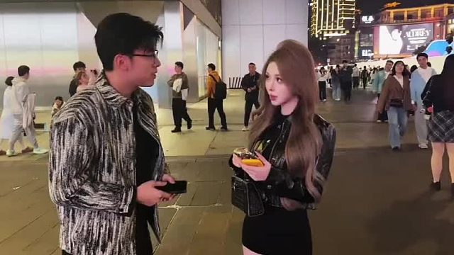 小哥哥当街搭讪靓妹要联系方式，没想到把头发漏出来后被拒绝了