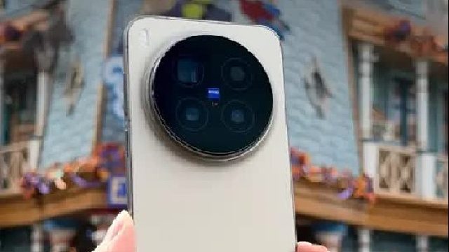 搭载 2 亿像素的长焦镜头，vivo X300 Pro 来了