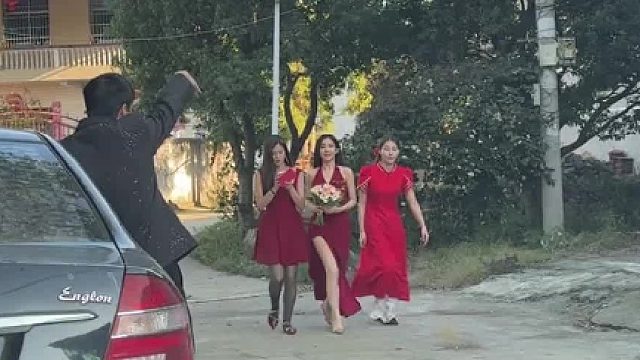 终于拉上伴娘了