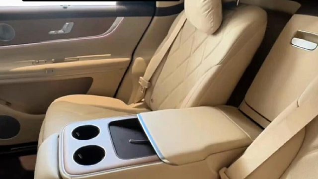 当银境紫遇到尊四座，这台问界M9，尊到家了