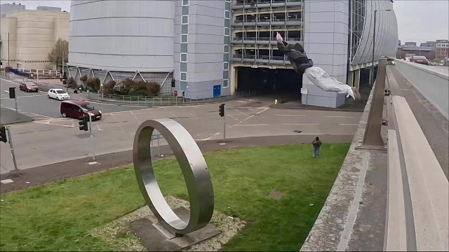 跑酷小伙解锁新技能，相约要秀一下，看看谁能获得算你厉害的头衔