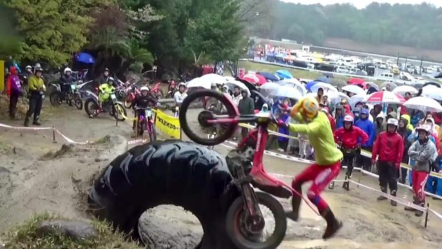 极限摩托车攀爬挑战，下着大雨直接在泥潭里开干，冠军奖金百万