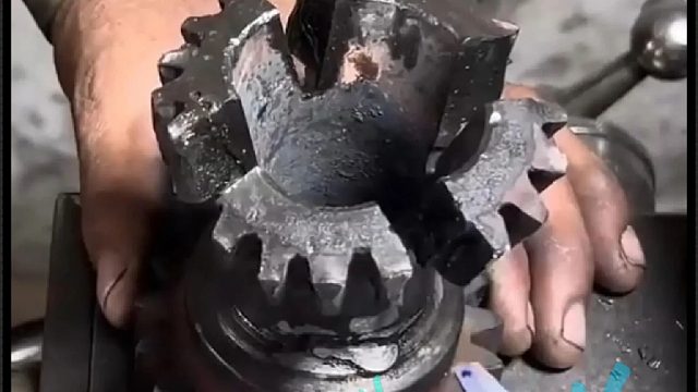 看老巴师傅如何维修损坏的齿轮轴的
