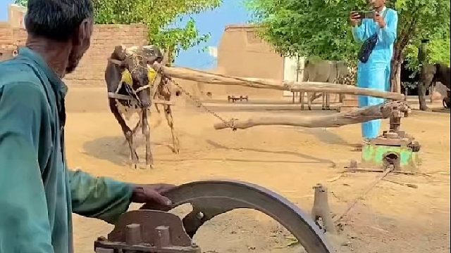 村民自制研发的老牛永动割草机