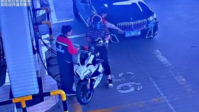 宝马车主天都塌了