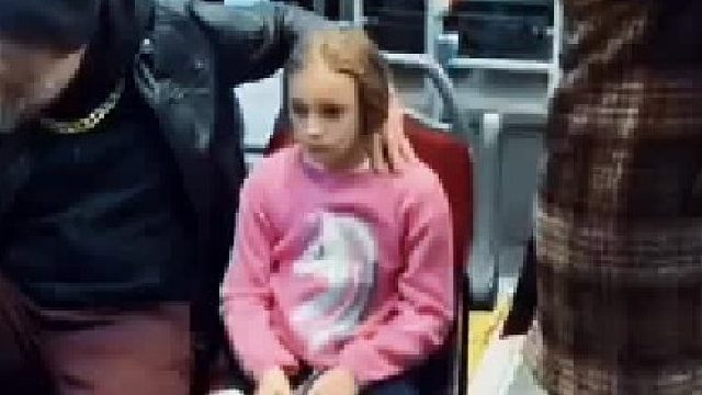 地铁上的这一幕，你敢信？ 谁能懂得这手试？